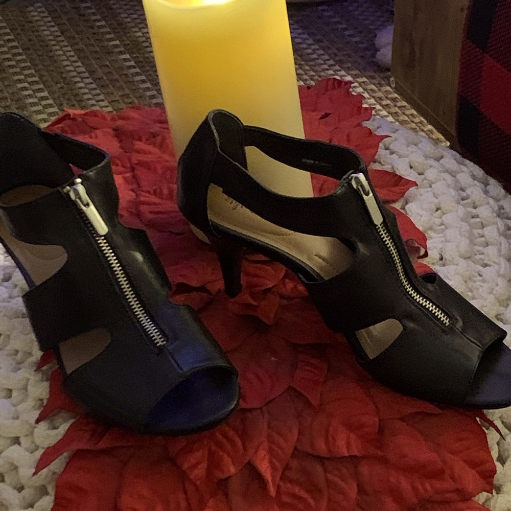 Style & Co cute sandle hills low heel 9.5